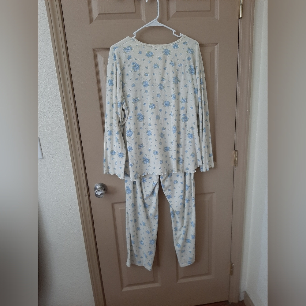 Women CAROLE HOCHMAN Spring Pajamas with Blue Floral Pattern - Picture 2 of 6